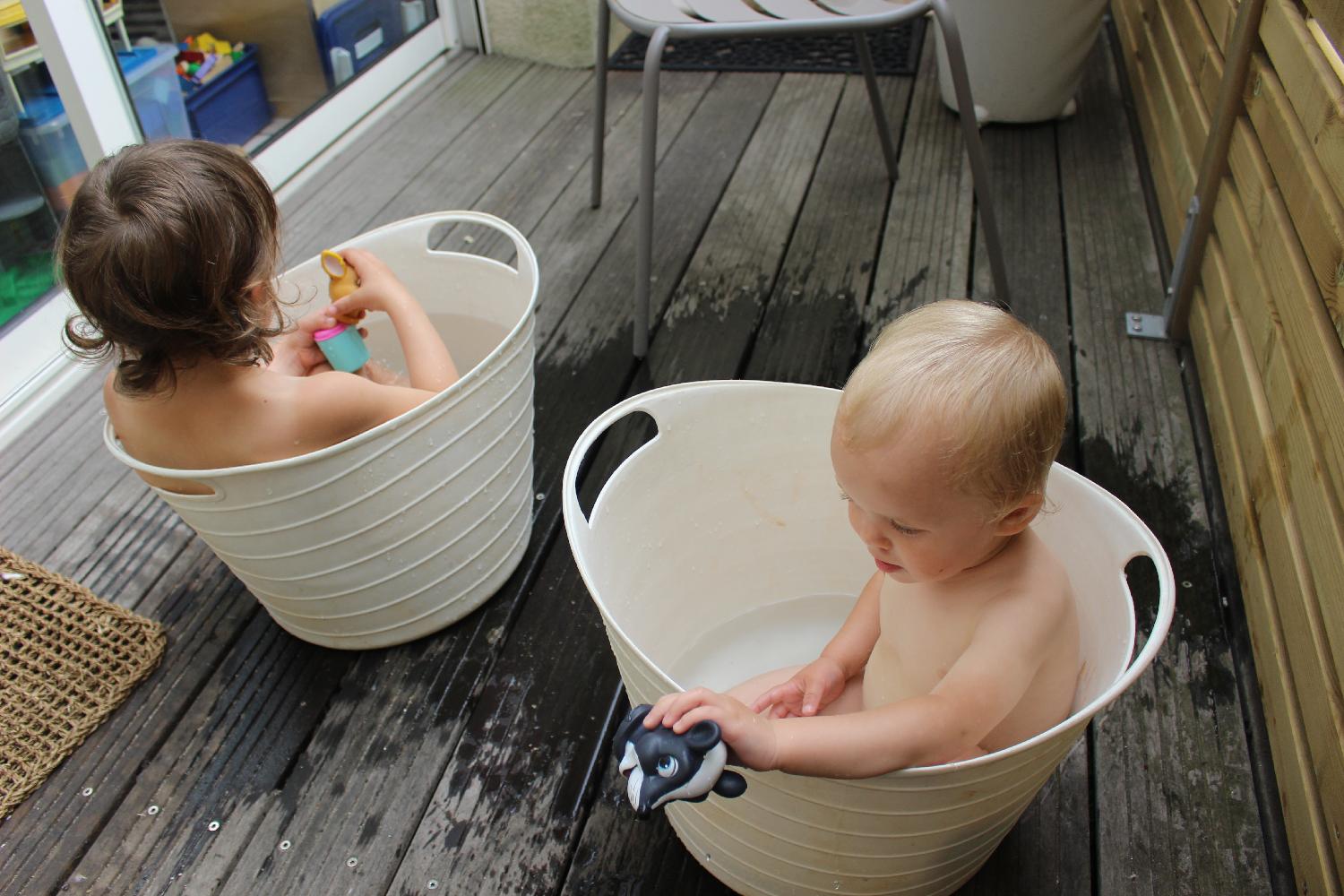 Prendre le bain dans le jardin